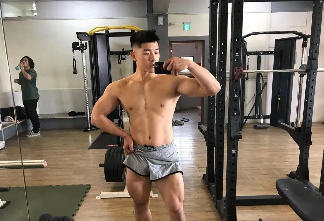 直男教练更衣室换装引尖叫！这肌肉线条是真实存在的吗？