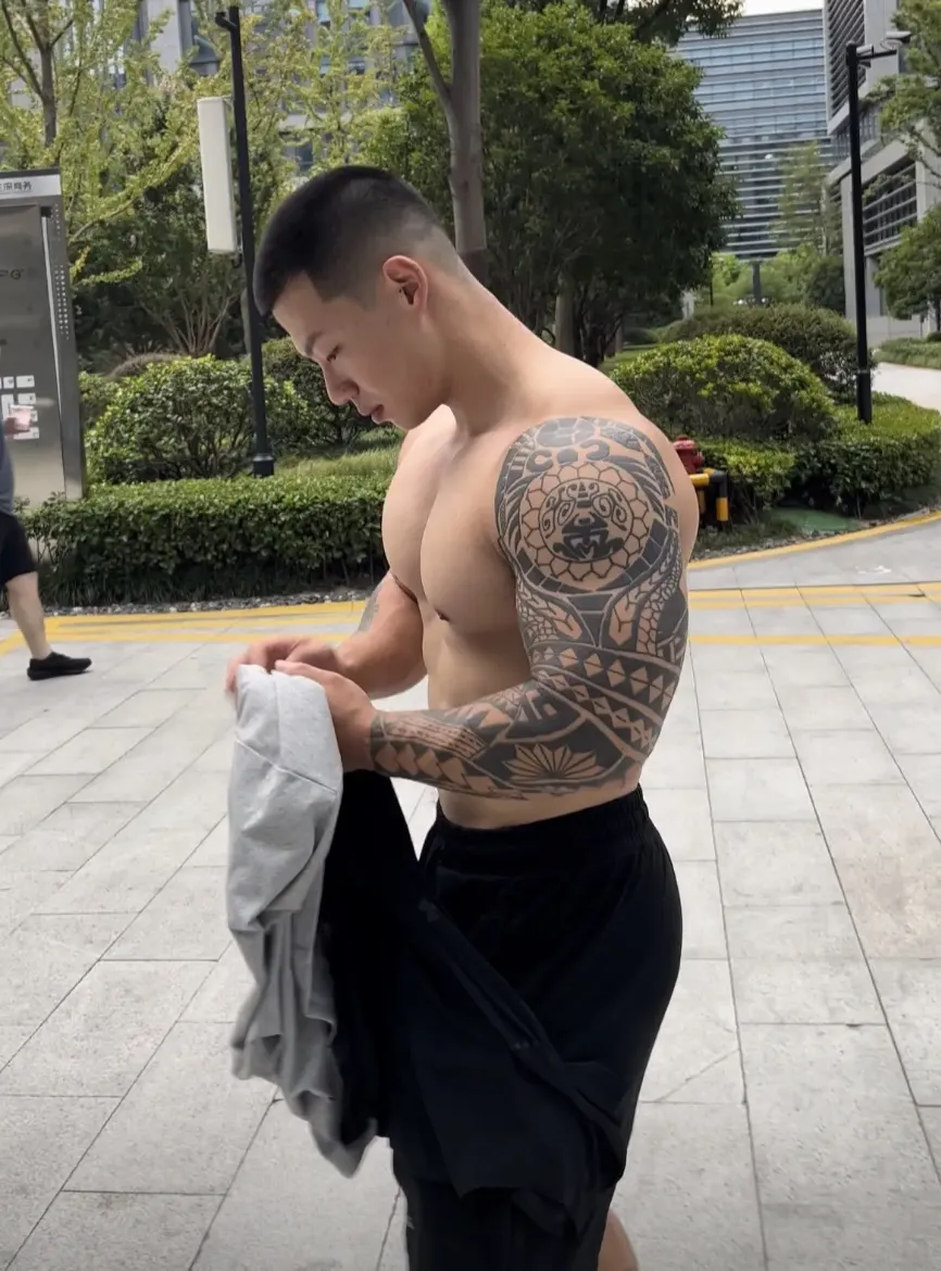 寸头猛男玩纯欲风！浙江教练花臂杀疯推特 网友：这是我能免费看的？