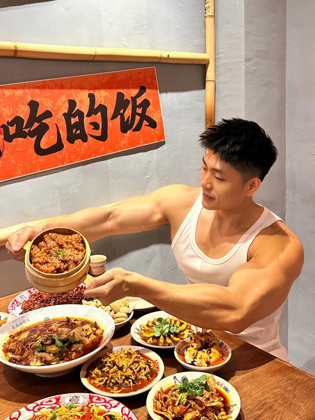 28 岁广东肌肉博主，秀粗壮麒麟臂 D 杯大胸肌，难怪这身材爱穿背心，太能打了！