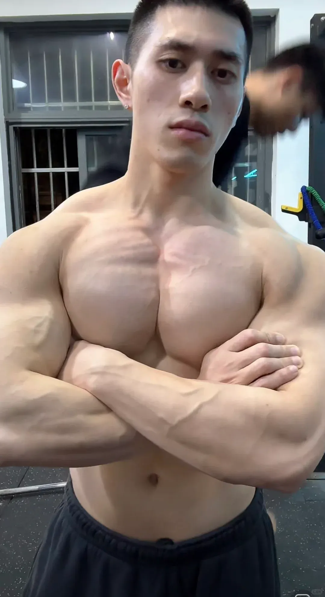 宁波生煎西施失业！肌肉老板凭胸肌杀疯全网，女顾客边吃边擦口水！
