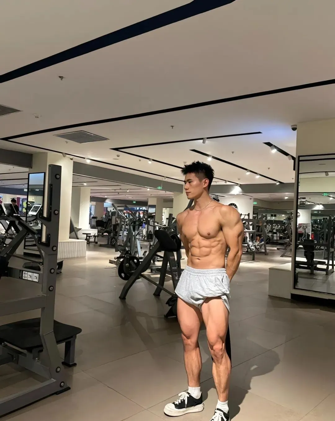 重庆大胸肌 8 块腹爷们肌肉健身私教！