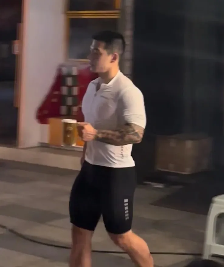 寸头猛男玩纯欲风！浙江教练花臂杀疯推特 网友：这是我能免费看的？