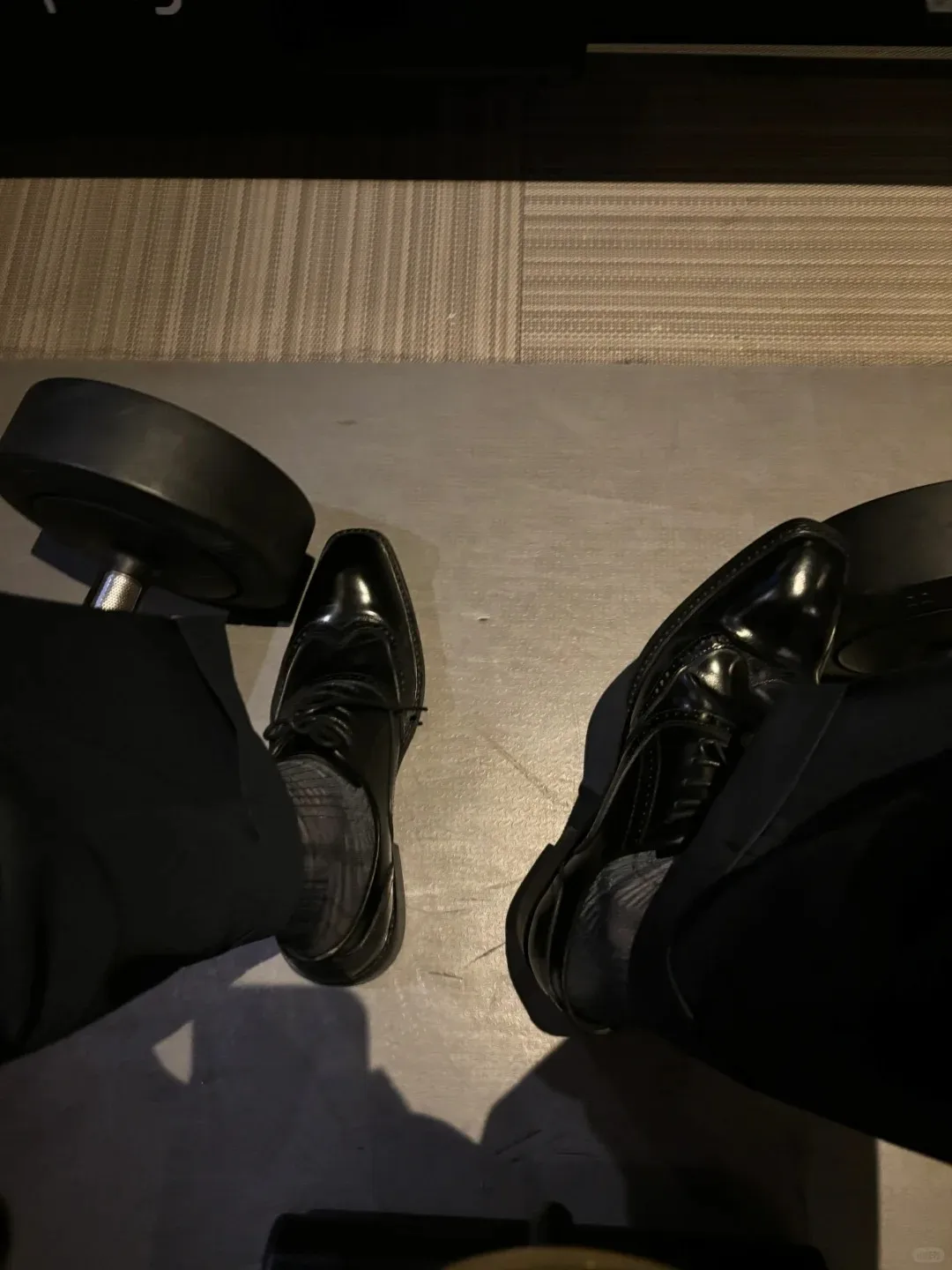 西装男孩能不能成为你的 " 办公室恋人 "？皮鞋黑丝诱惑能把你迷晕！