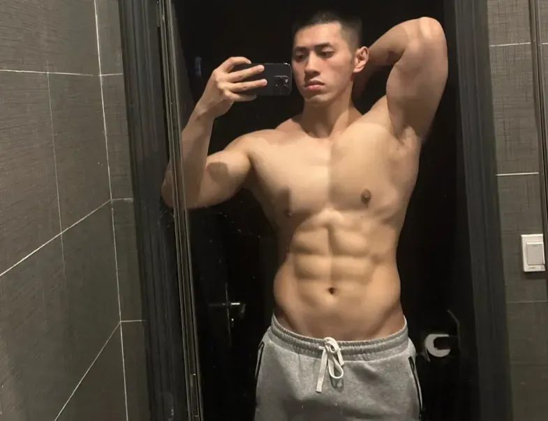 宁波生煎西施失业！肌肉老板凭胸肌杀疯全网，女顾客边吃边擦口水！