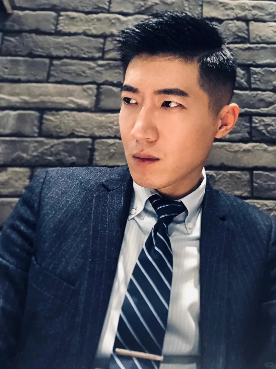 西装男孩能不能成为你的 " 办公室恋人 "？皮鞋黑丝诱惑能把你迷晕！