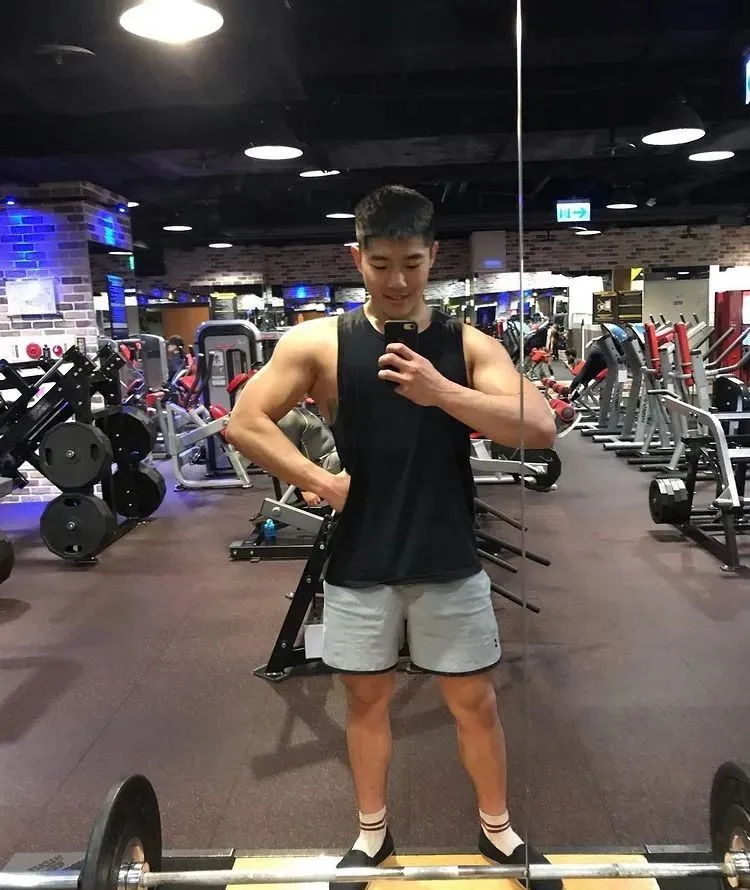 直男教练更衣室换装引尖叫！这肌肉线条是真实存在的吗？