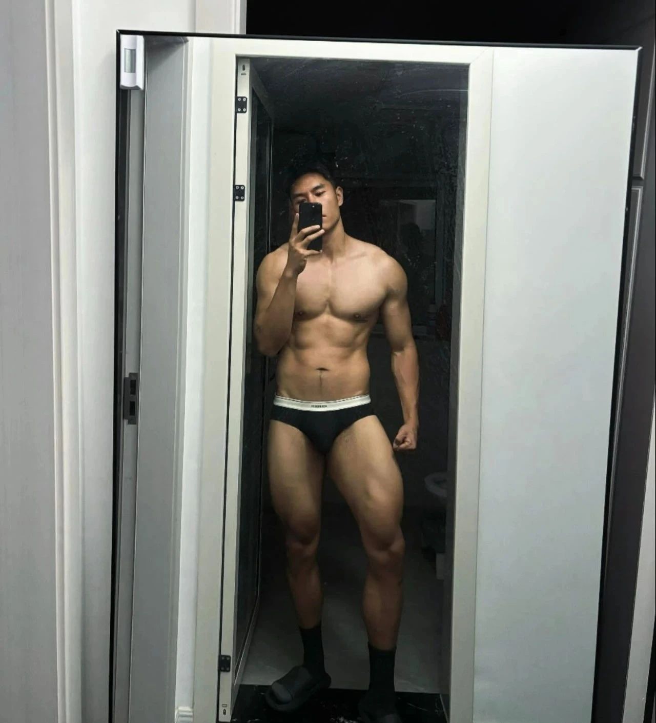 这个成都小哥最近很圈粉，穿紧身裤白袜去健身房也太敢拍了！