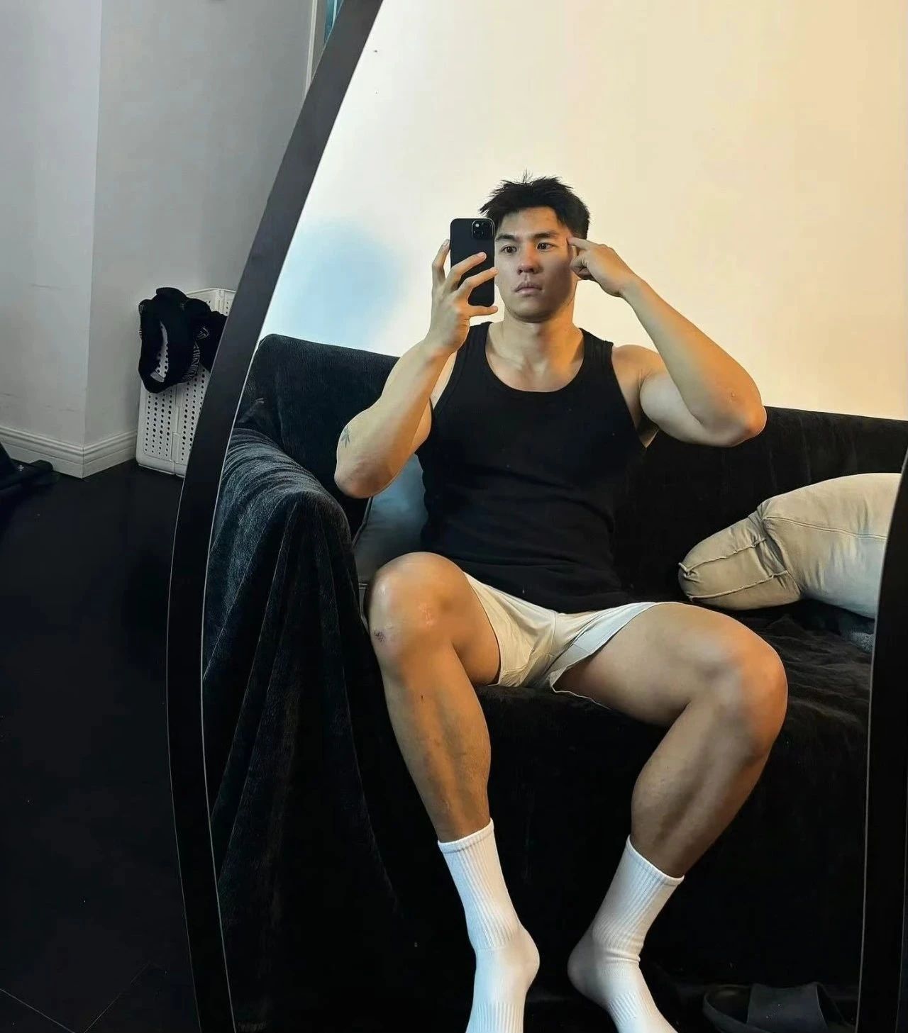 这个成都小哥最近很圈粉，穿紧身裤白袜去健身房也太敢拍了！