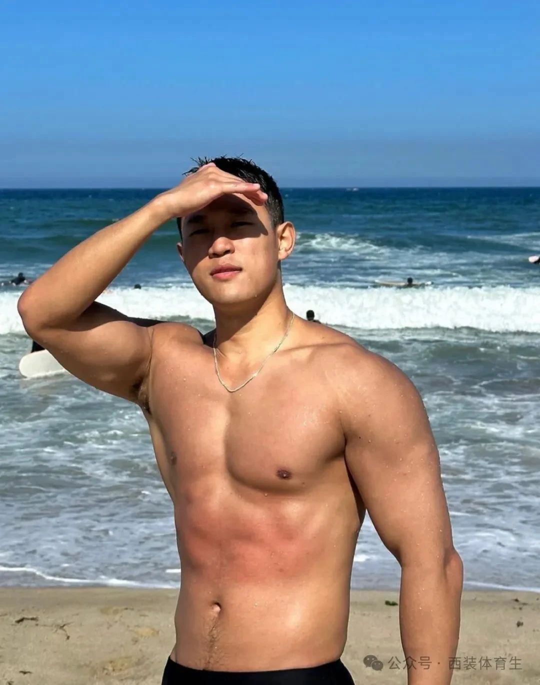 地铁上的壮硕肌肉男被扒还是个兵哥？红泳裤居然这么凸！