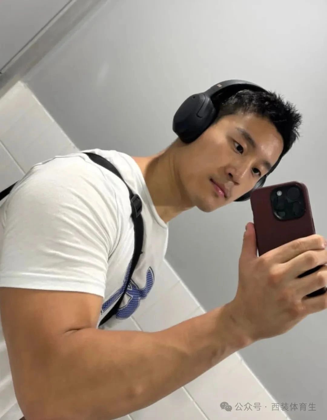 地铁上的壮硕肌肉男被扒还是个兵哥？红泳裤居然这么凸！