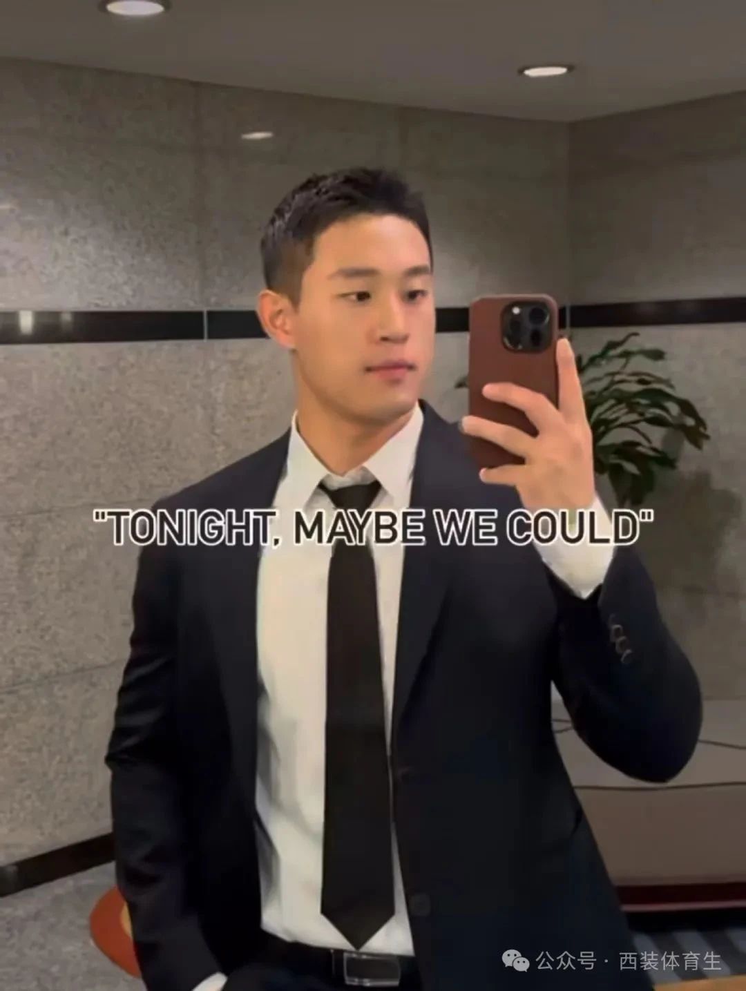 地铁上的壮硕肌肉男被扒还是个兵哥？红泳裤居然这么凸！