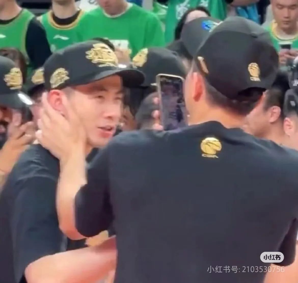 篮球体育生赵继伟郭艾伦贴脸热吻？直男和兄弟亲一下，怎么了~