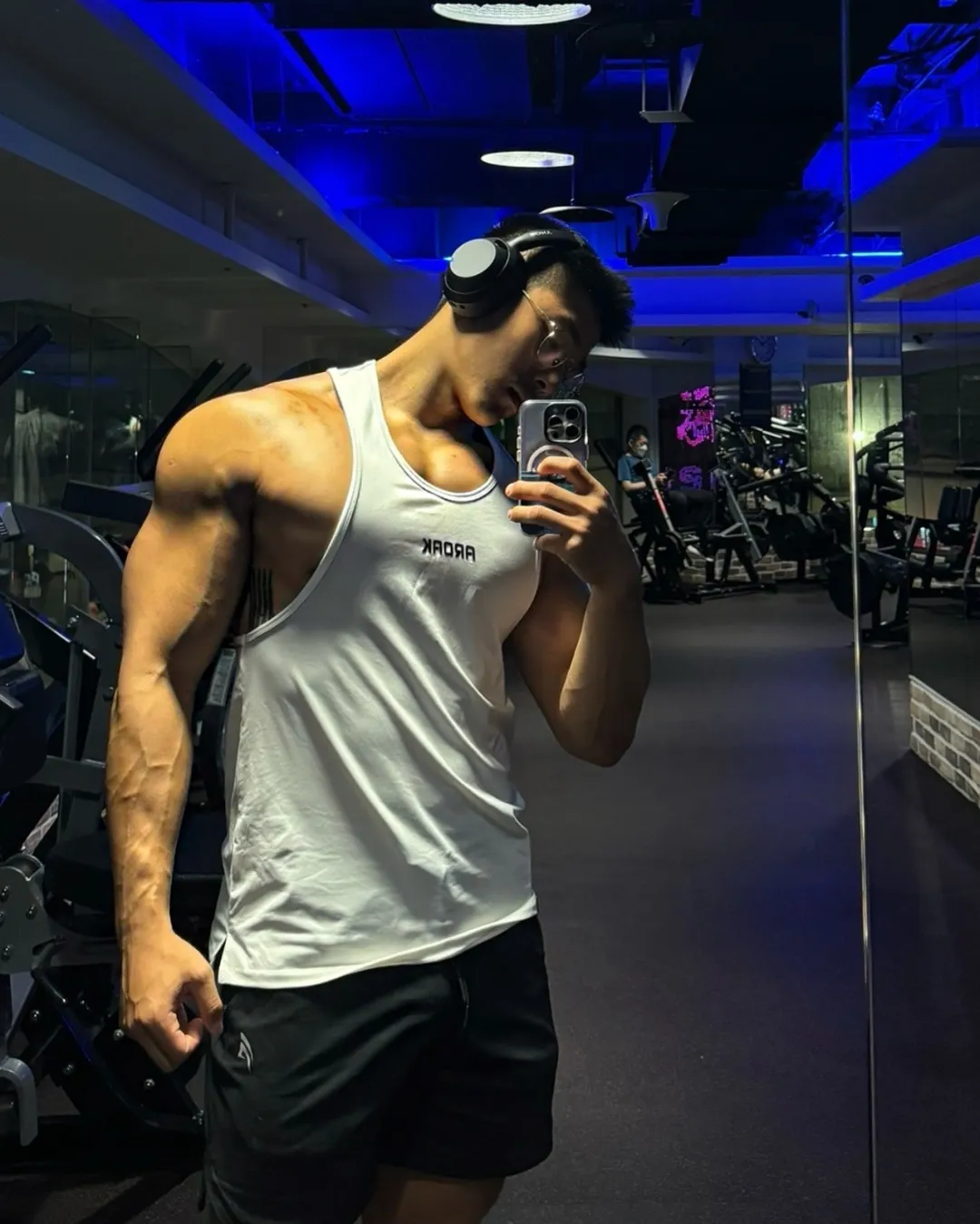 直男教练更衣室换装引尖叫！这肌肉线条是真实存在的吗？