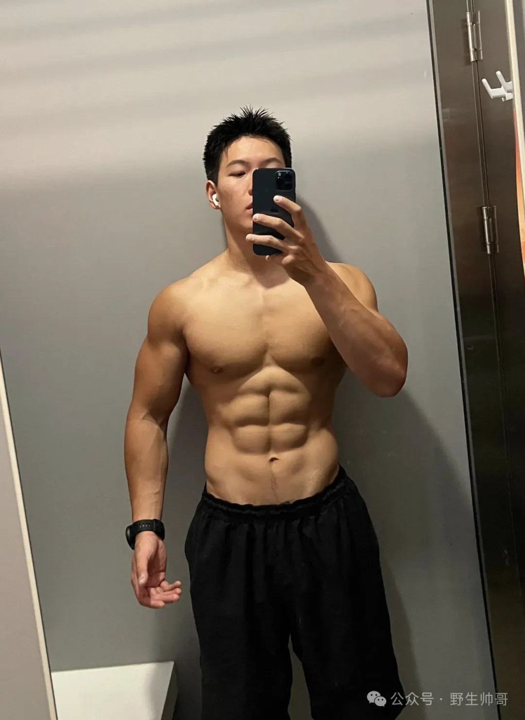 男摄盯上的北体八块腹肌黑皮帅哥，洗澡照太顶了！