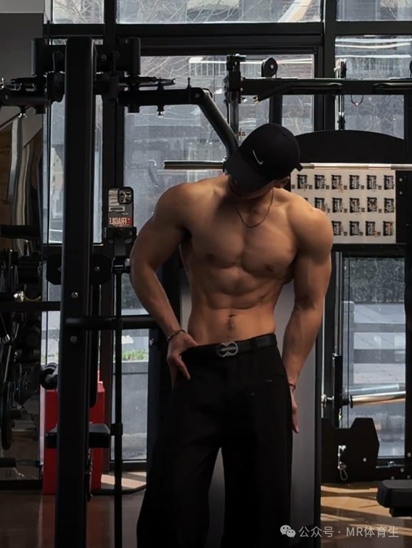 182cm 北京健身教练，这筋肉钢炮绝了，简直是行走的荷尔蒙