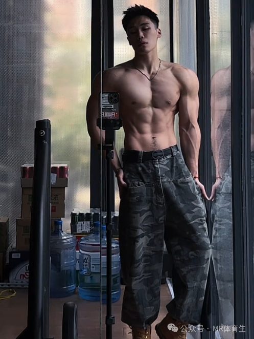 182cm 北京健身教练，这筋肉钢炮绝了，简直是行走的荷尔蒙