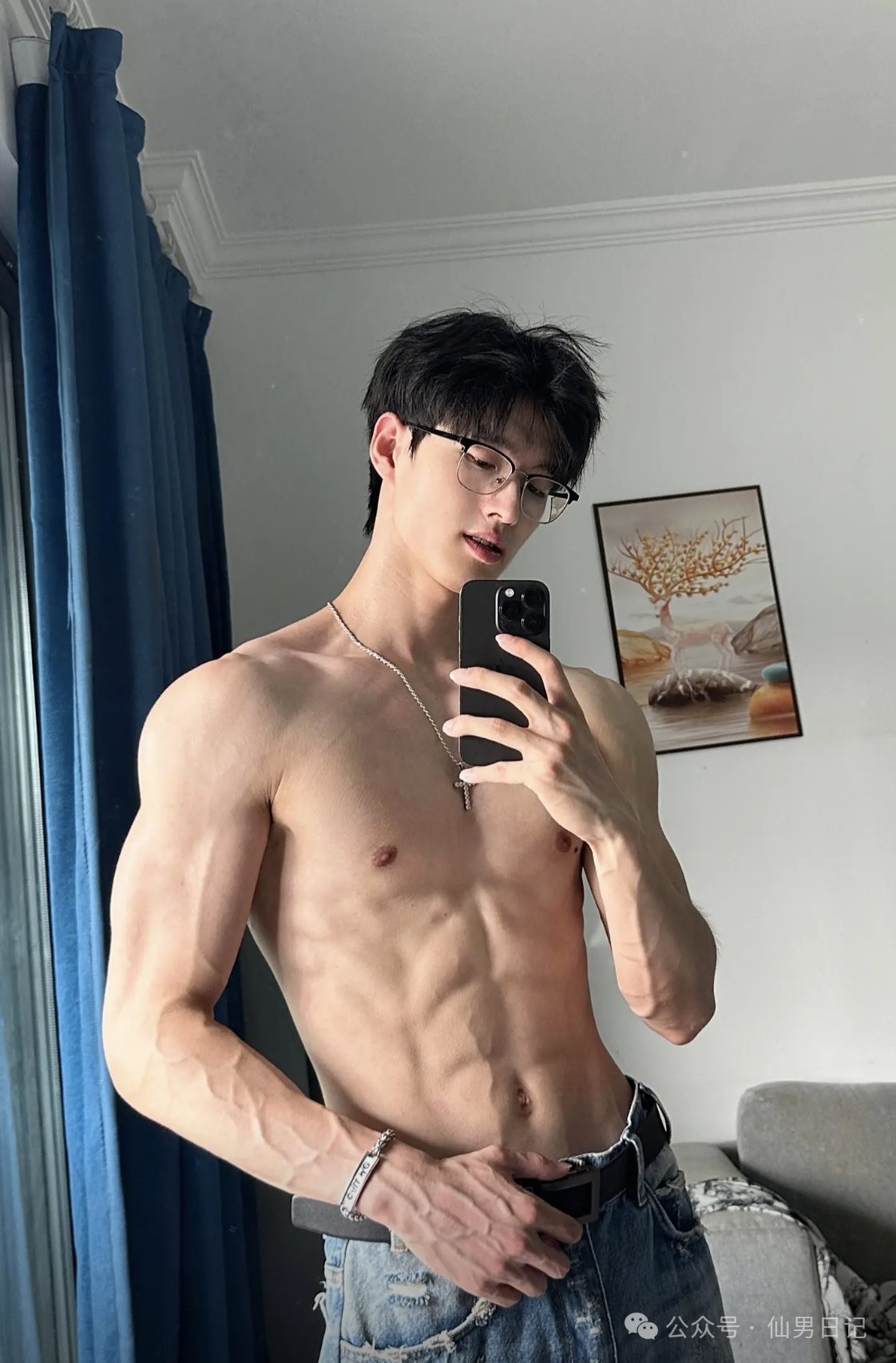 当年高冷的帅哥学长，如今成了取悦我的体育生 NPC