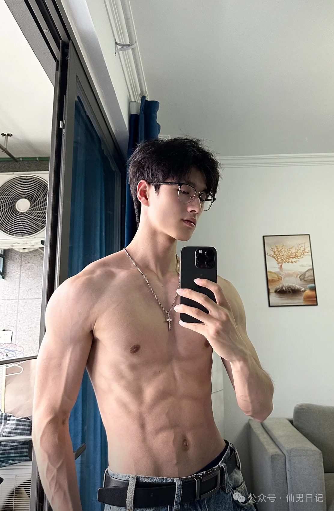 当年高冷的帅哥学长，如今成了取悦我的体育生 NPC