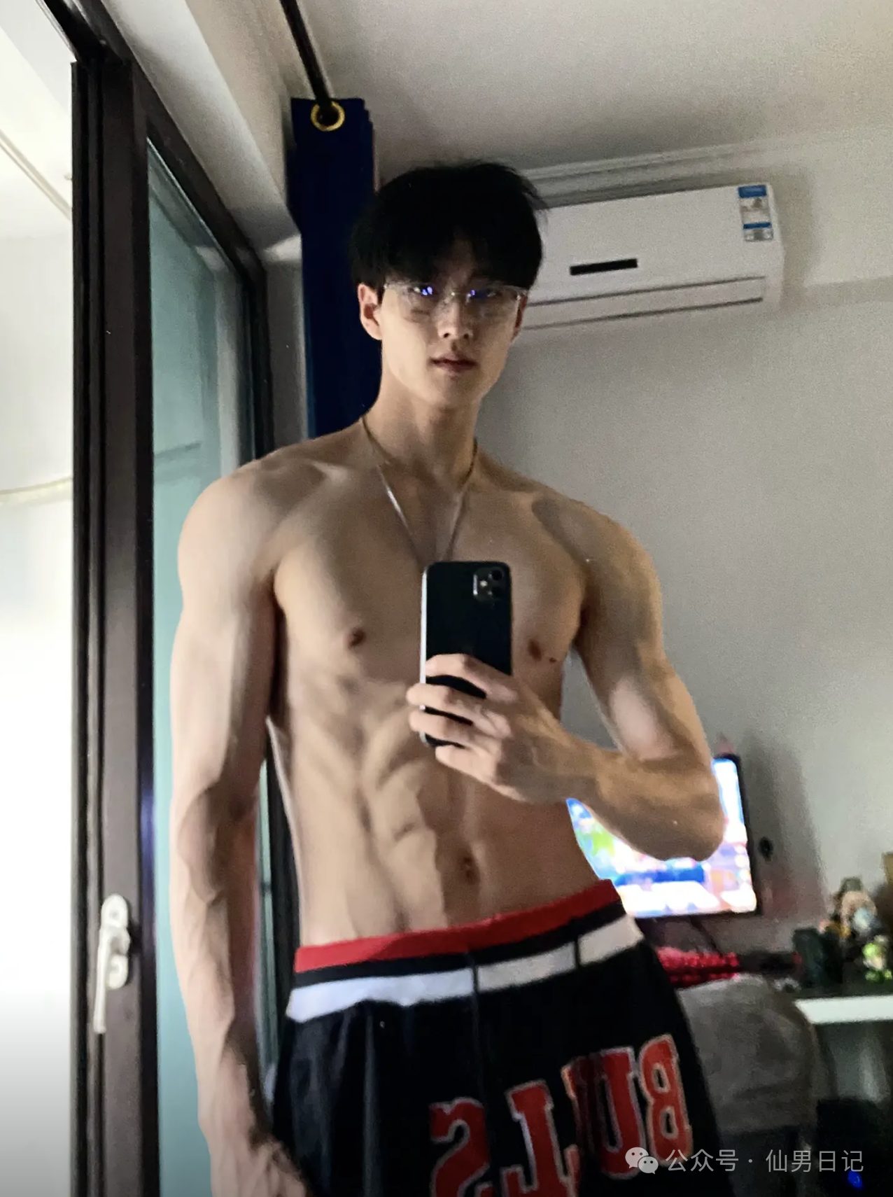 当年高冷的帅哥学长，如今成了取悦我的体育生 NPC
