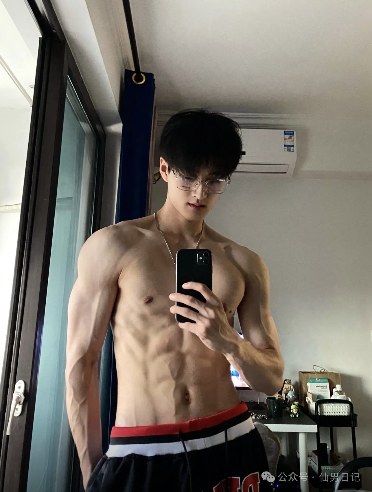 当年高冷的帅哥学长，如今成了取悦我的体育生 NPC