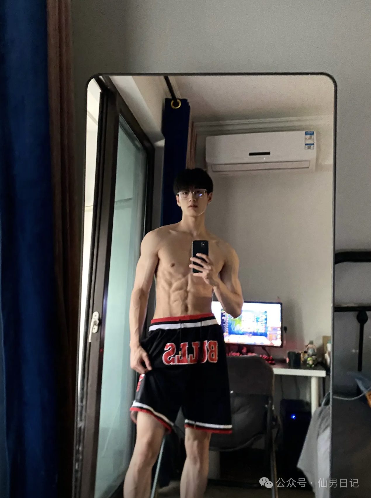 当年高冷的帅哥学长，如今成了取悦我的体育生 NPC