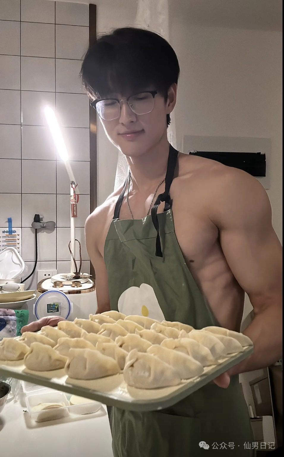 当年高冷的帅哥学长，如今成了取悦我的体育生 NPC