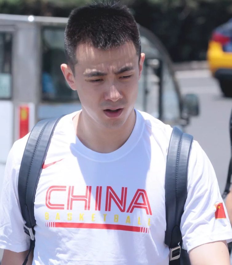 篮球体育生赵继伟郭艾伦贴脸热吻？直男和兄弟亲一下，怎么了~