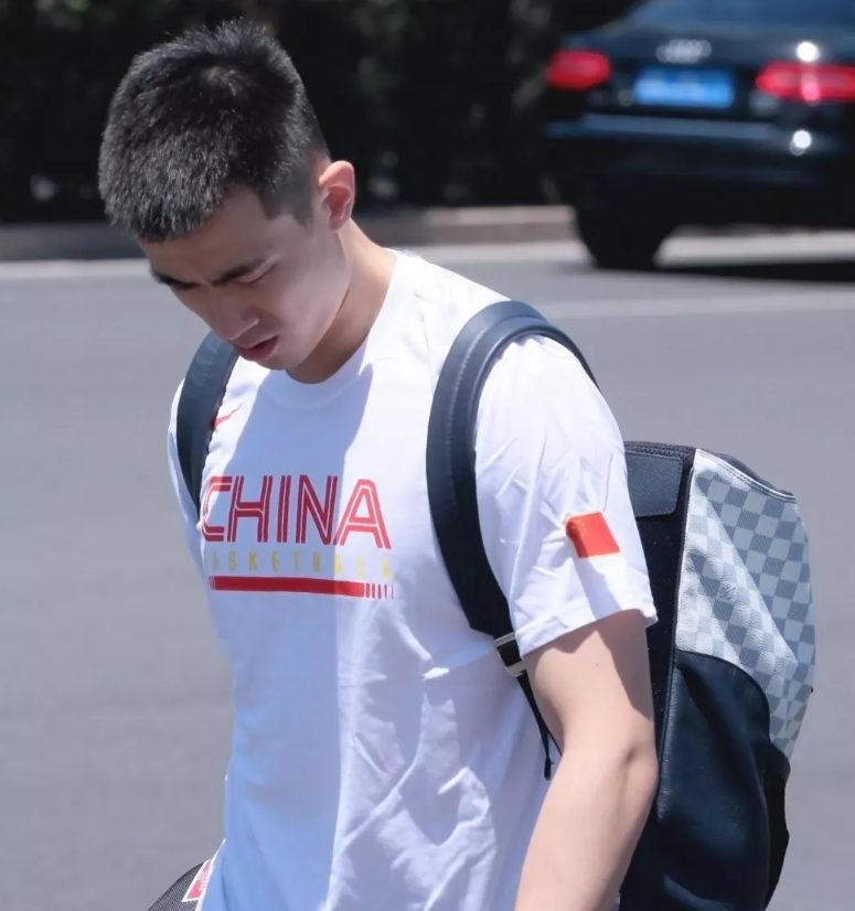 篮球体育生赵继伟郭艾伦贴脸热吻？直男和兄弟亲一下，怎么了~
