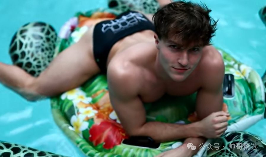 超大胸翘弹脂包肌弹臀帅哥穿比基尼泳裤狂秀事业线.avi