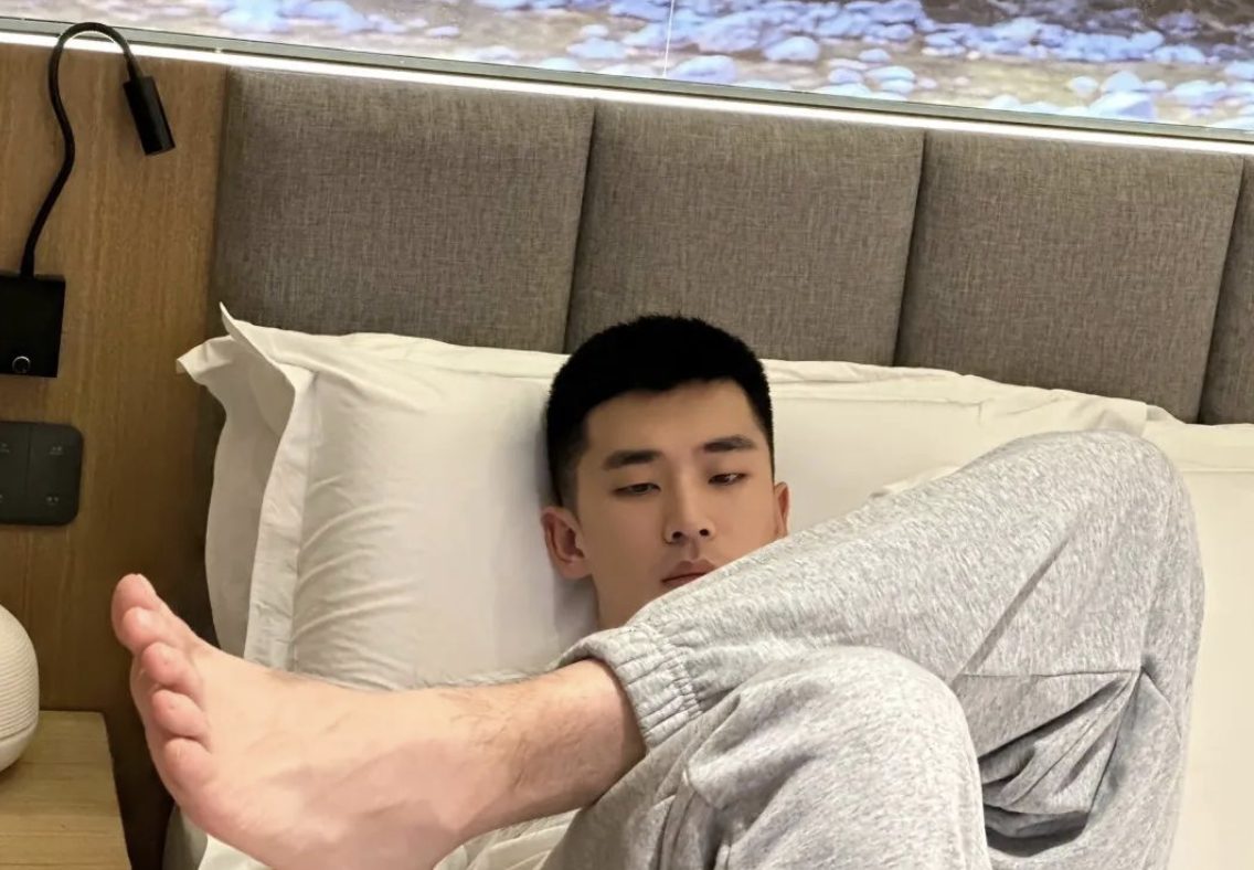 183CM 野生小哥长得好帅哦，长腿岔太开真好看！