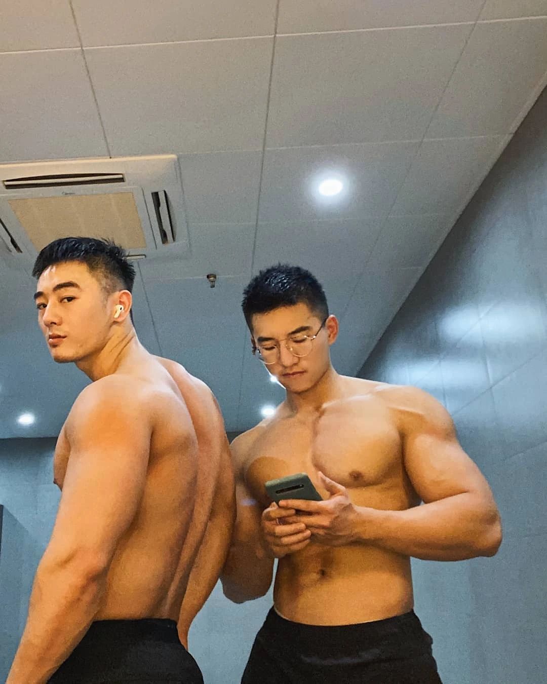 换衣间遇见运动小哥，​也太让人抵抗不了吧！