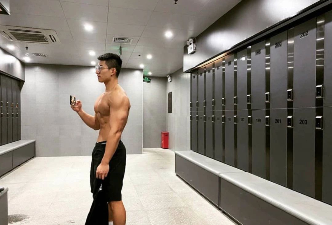 换衣间遇见运动小哥，​也太让人抵抗不了吧！