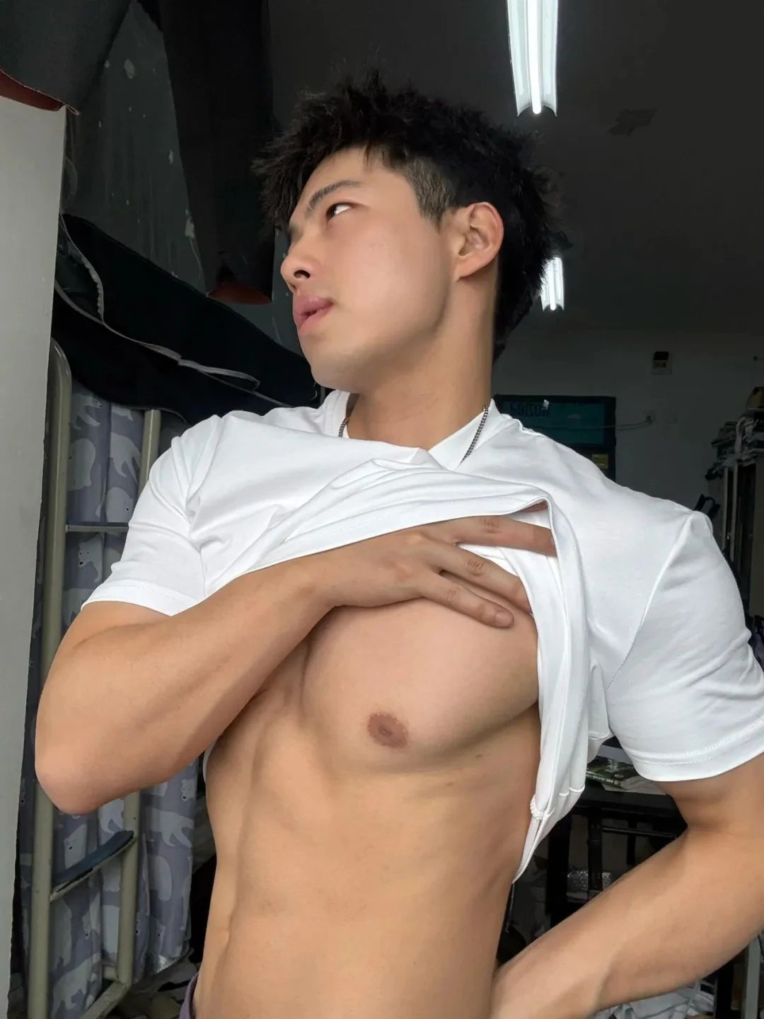 西安 00 后帅哥寝室撩衣晒胸肌太大被平台警告了！！