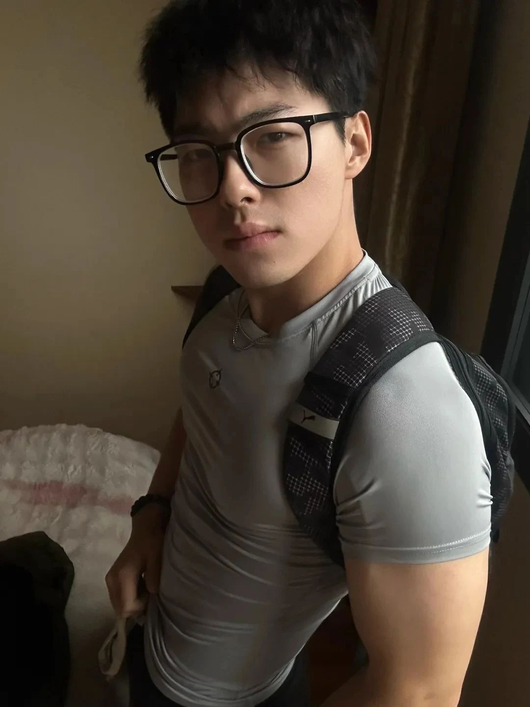 西安 00 后帅哥寝室撩衣晒胸肌太大被平台警告了！！