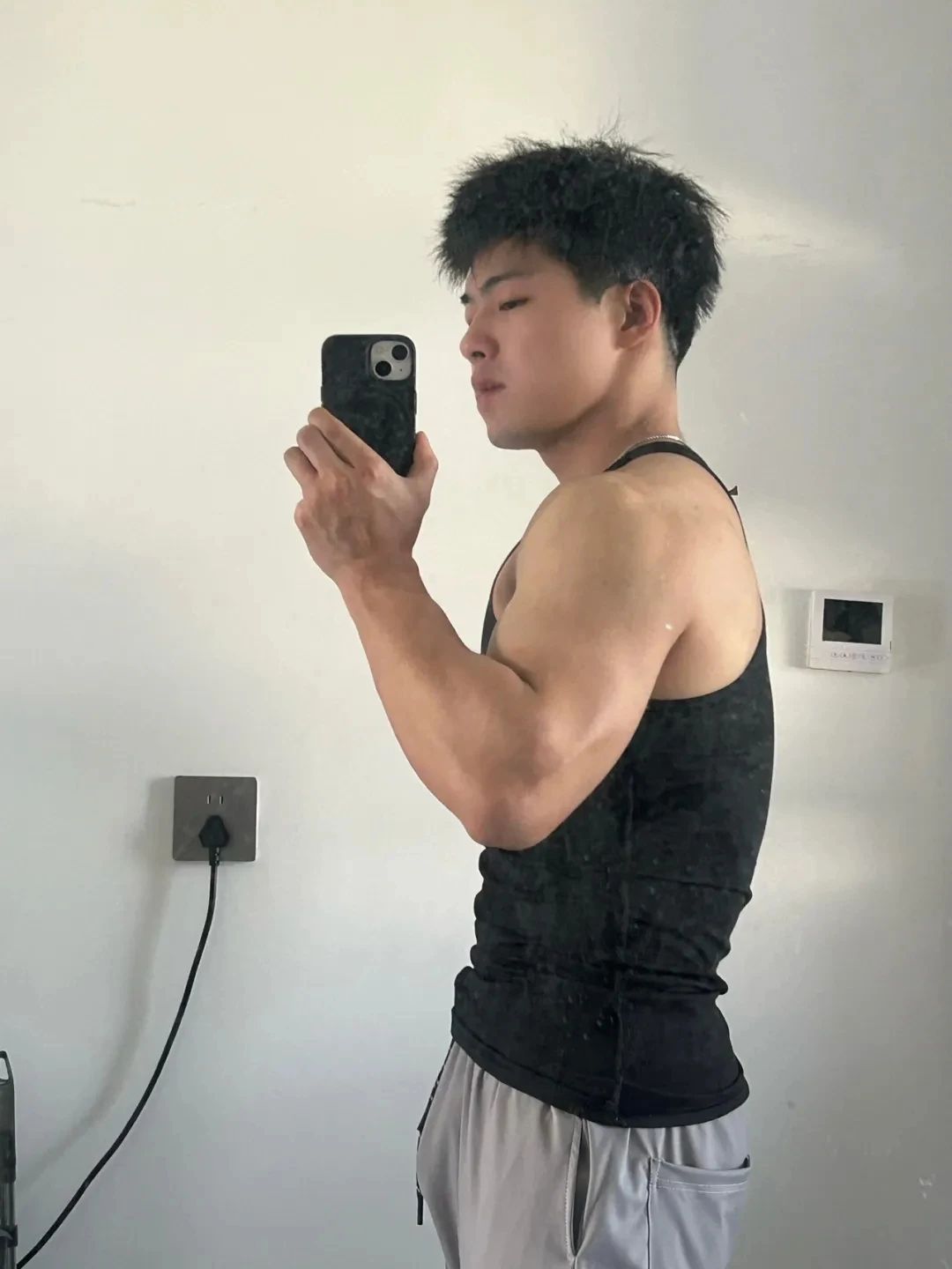 西安 00 后帅哥寝室撩衣晒胸肌太大被平台警告了！！
