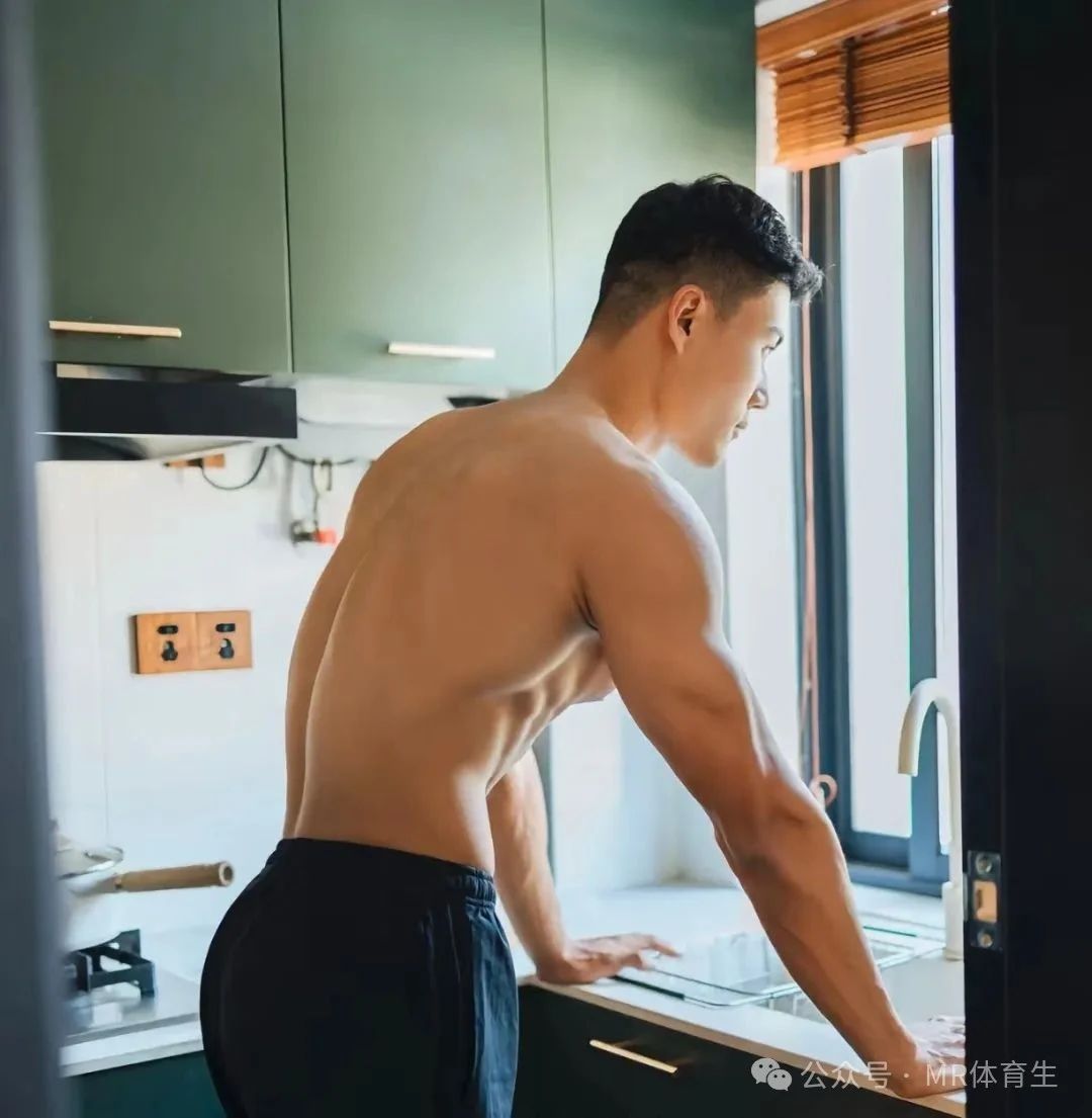 江苏健身运动博主，宽肩窄腰倒三角，这身肌肉简直太帅了