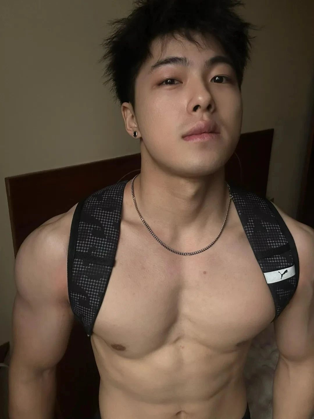 西安 00 后帅哥寝室撩衣晒胸肌太大被平台警告了！！