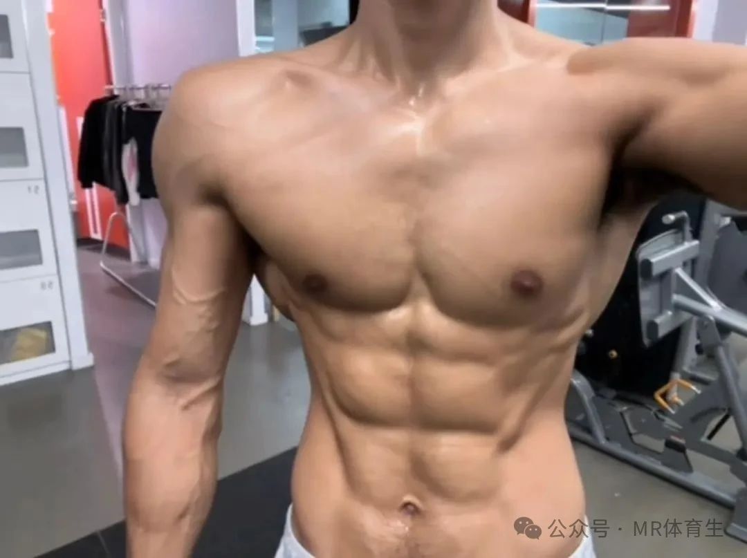 江苏健身运动博主，宽肩窄腰倒三角，这身肌肉简直太帅了