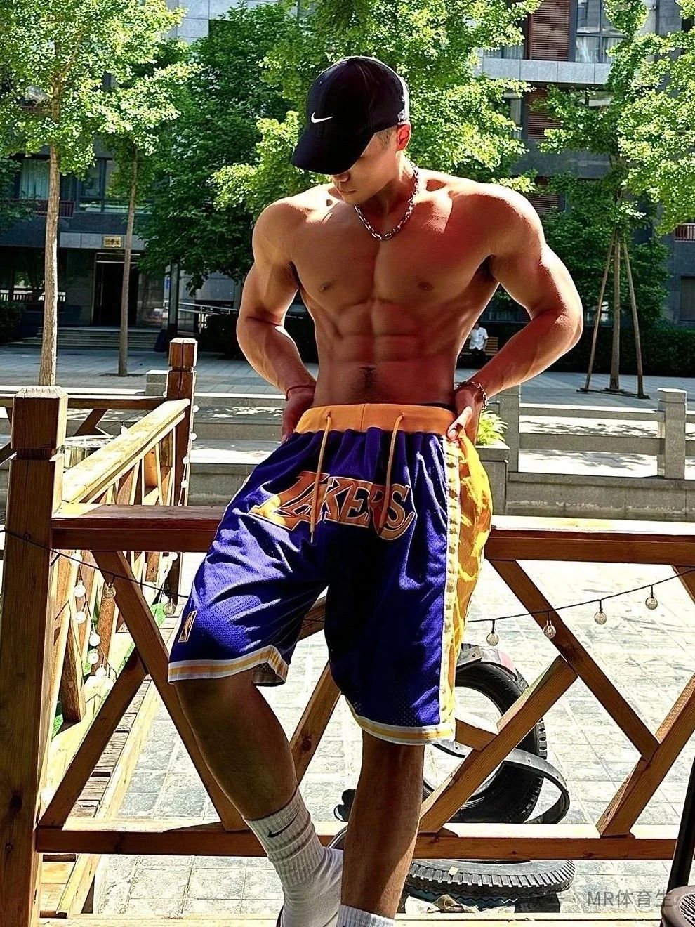 182cm 北京健身教练，这筋肉钢炮绝了，简直是行走的荷尔蒙