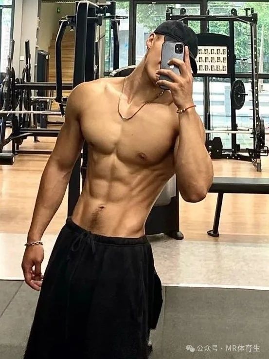 182cm 北京健身教练，这筋肉钢炮绝了，简直是行走的荷尔蒙