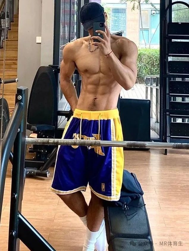 182cm 北京健身教练，这筋肉钢炮绝了，简直是行走的荷尔蒙