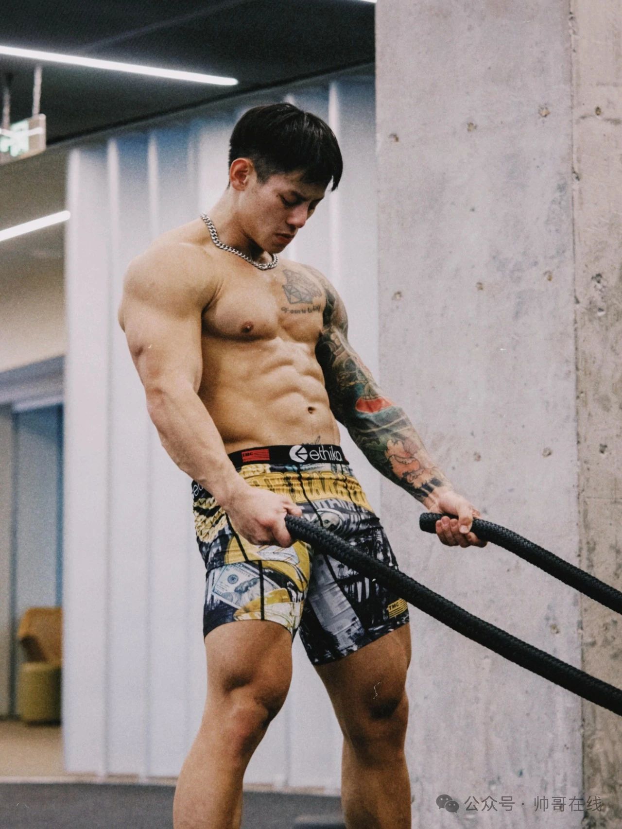 腱子肉大胸肌健身帅哥，本职却是摄影师！