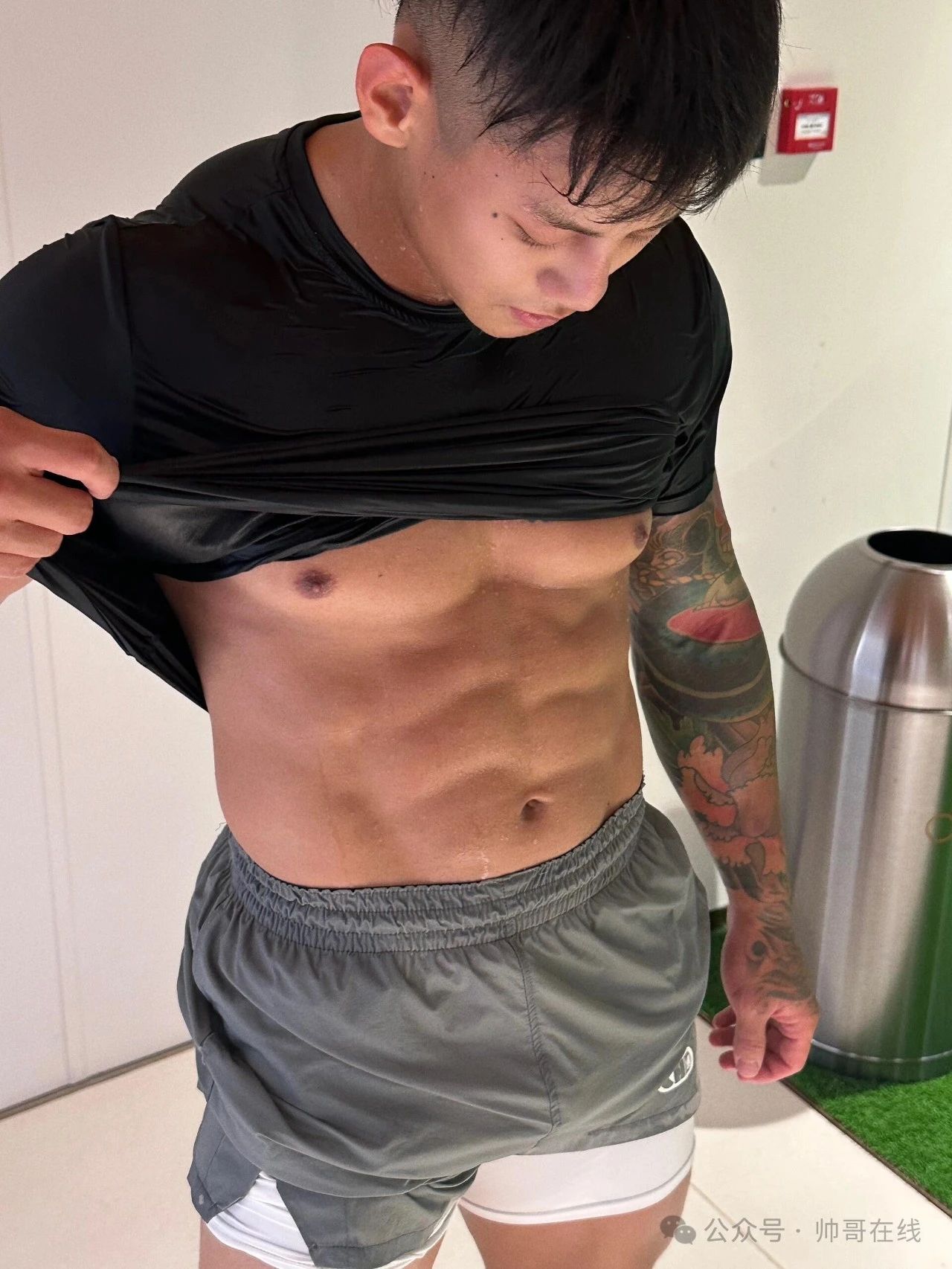 腱子肉大胸肌健身帅哥，本职却是摄影师！
