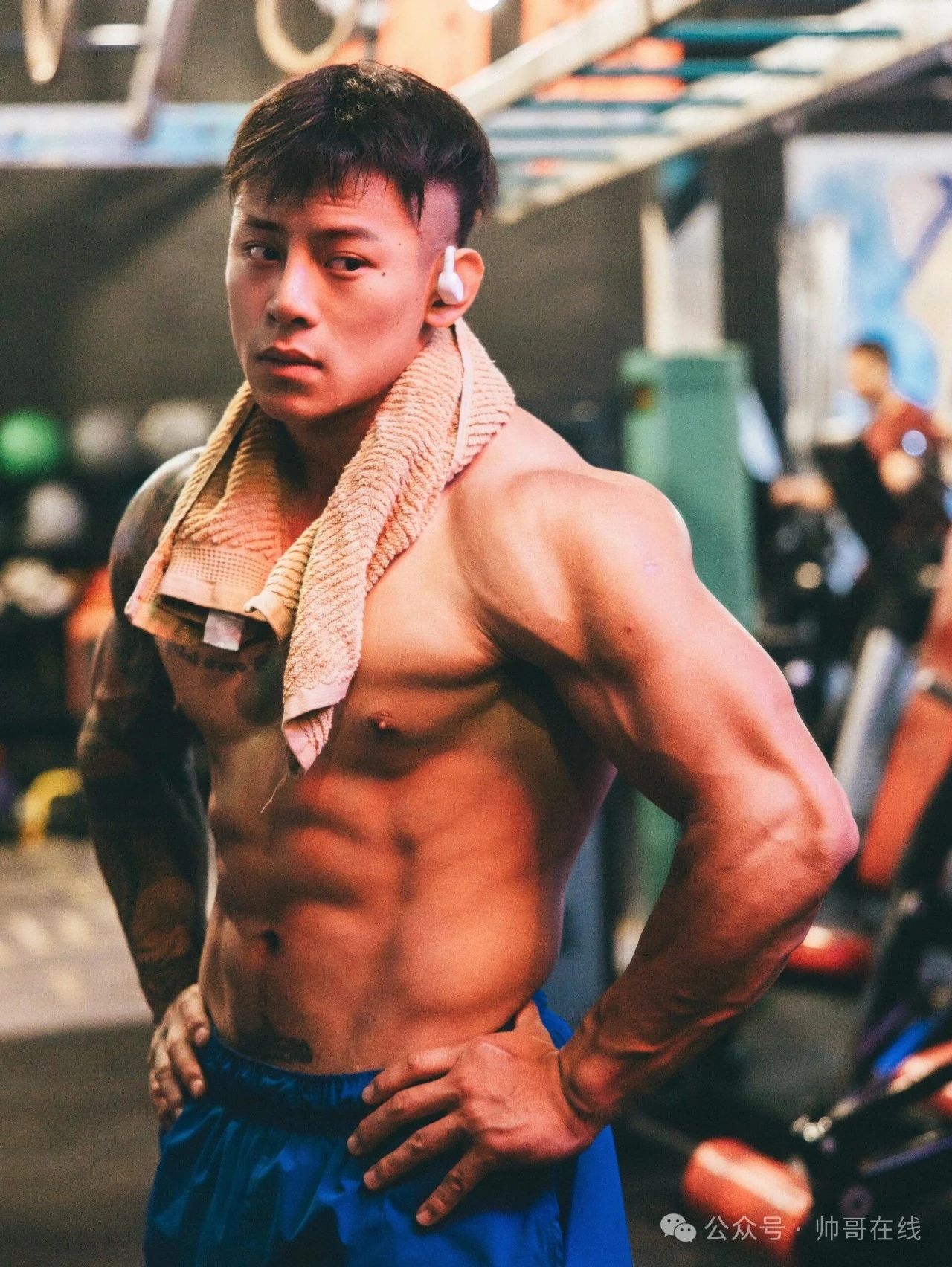 腱子肉大胸肌健身帅哥，本职却是摄影师！