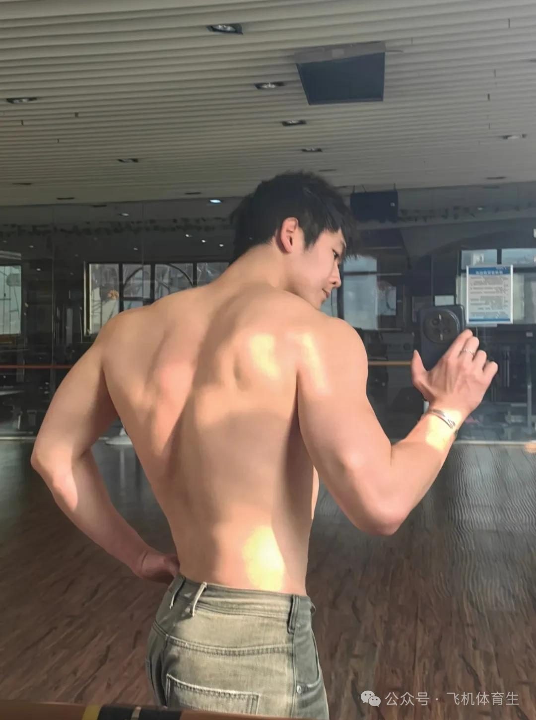 185cm 东北双开门帅哥泳池上专属浪漫！
