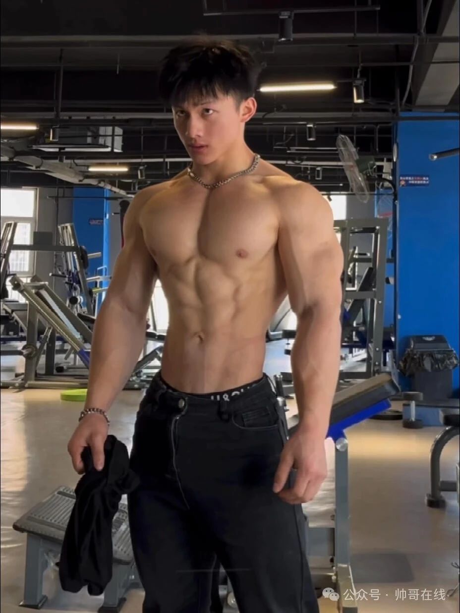 完美大胸肌窄腰健身帅哥，双开门身材也太杀我了！