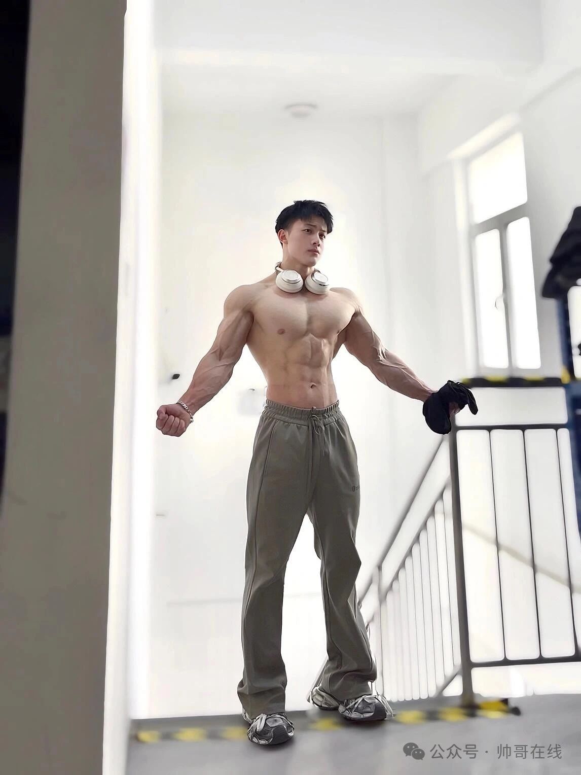 完美大胸肌窄腰健身帅哥，双开门身材也太杀我了！
