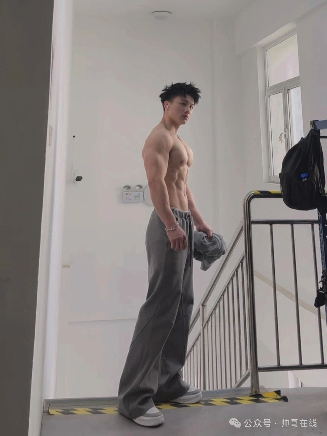 完美大胸肌窄腰健身帅哥，双开门身材也太杀我了！