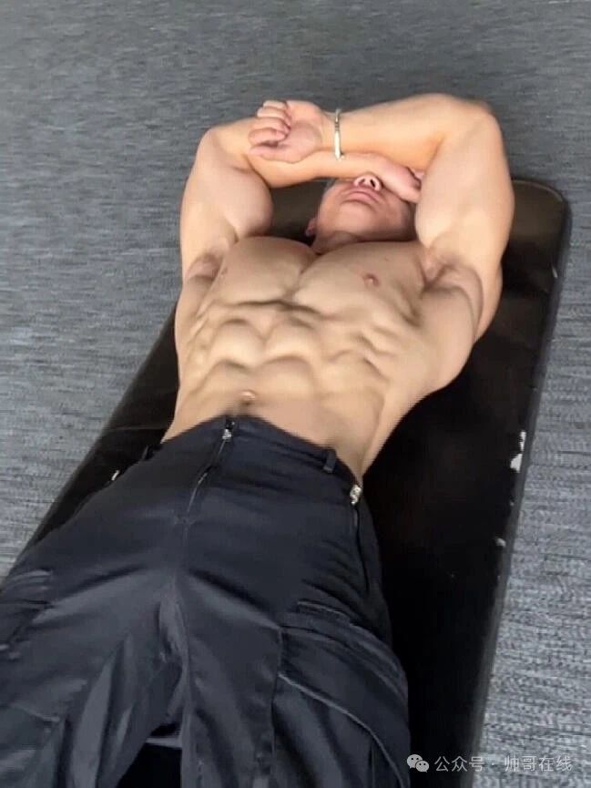 完美大胸肌窄腰健身帅哥，双开门身材也太杀我了！