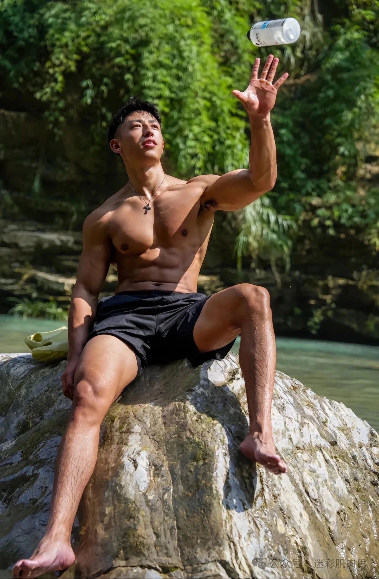 重庆运动男神爆火：灰裤子湿透，长腿禁欲，X 张力拉满！